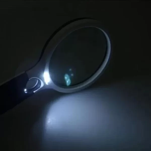 led nagyító használat közben